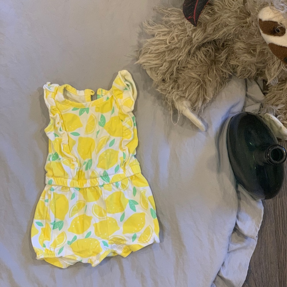 Newborn lemon romper